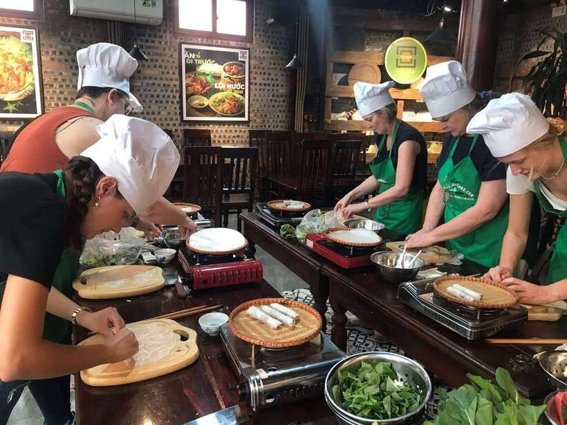 Hanoi Food Adventure: Vietnamese Market Tour & Cooking Class - Shared class or private booking?