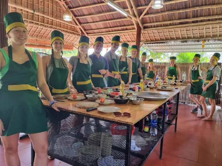 Hoi An / Da Nang: Lantern, Basket Boat & Cooking Class - Making a Hoi An lantern by hand