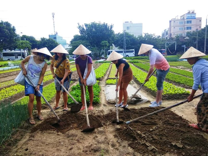 Hoi An: Jolie Cooking Class - The organic garden and market: where the meal begins
