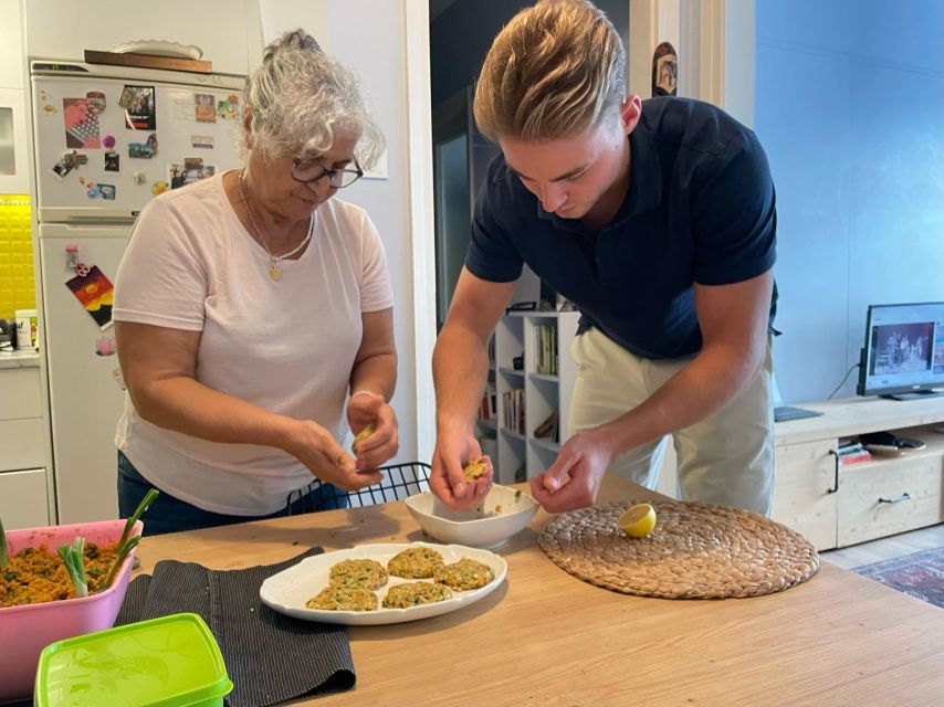 Istanbul: Vegan/Vegetarian Cooking Class with Locals at Home - A small group changes the experience