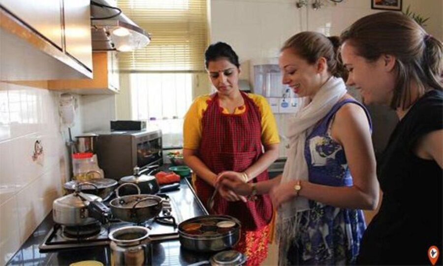 Jaipur: Cooking class at the host family's house for 3 hours - A Jaipur cooking class inside a family home