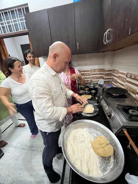 Jaipur: Cooking class at the host family's house for 3 hours - The family welcome and the meal afterward