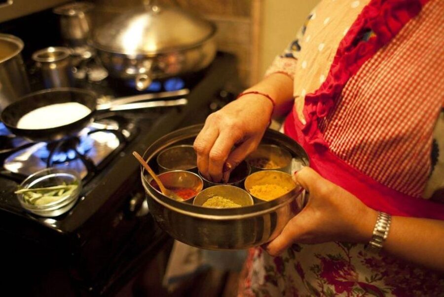 Jaipur: Cooking class at the host family's house for 3 hours - Learning to balance Indian spices
