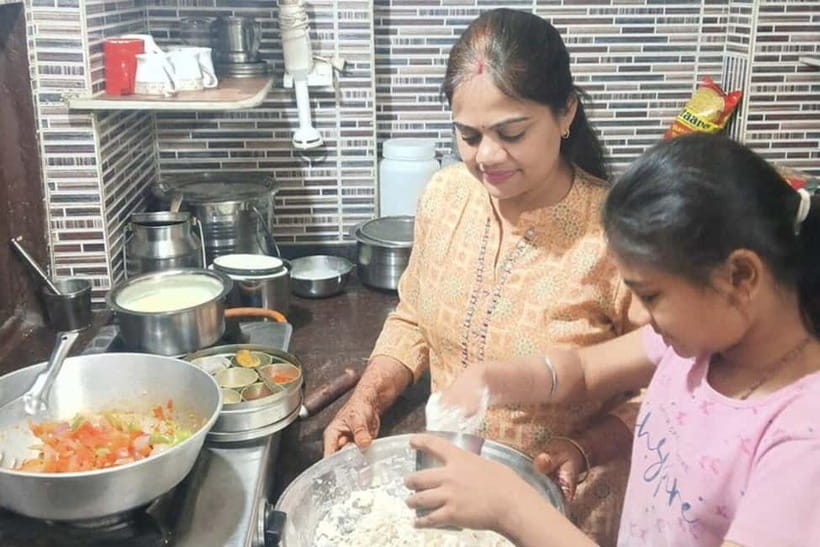 Jaipur: Cooking Class with a Local Family - Rolling chapatis and building a meal