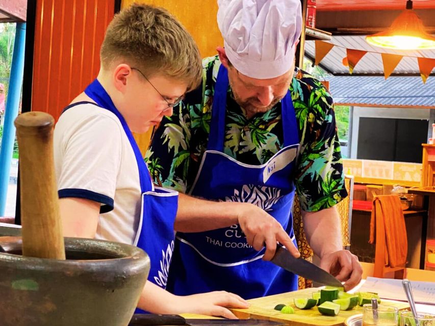 Ko Lanta: Thai Cooking Class with Market Tour and Dinner - What happens during the morning market-and-lunch program