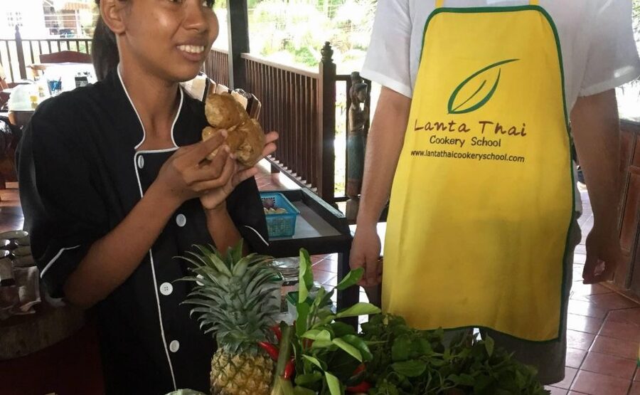 Koh Lanta: Evening Course at Lanta Thai Cookery School - Group size, teaching, and the pace of the evening