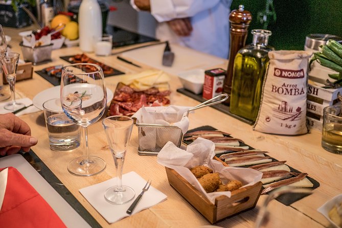 La Boqueria Market and Paella Cooking Class in Barcelona - Which guide and group style should you expect?
