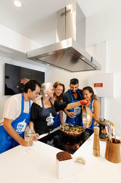 Lagos: Market Tour and Cataplana Cooking Class - Sitting down to the meal