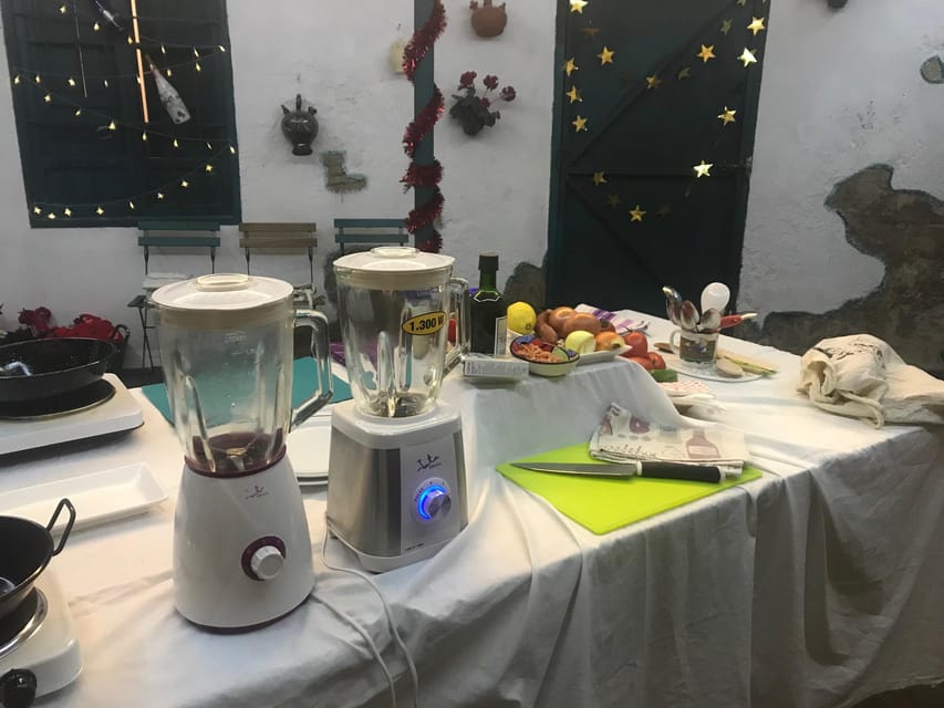 Local cooking class in Cordoba. Hands on: Salmorejo - How the atmosphere affects the experience