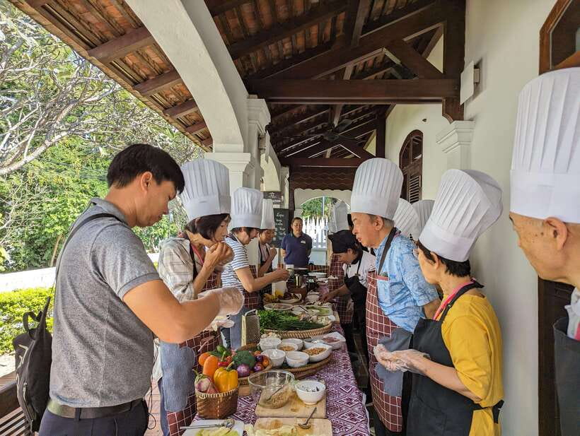 Luang Prabang: Cooking Class at the Former Royal Palace - A Lao cooking class with a royal setting