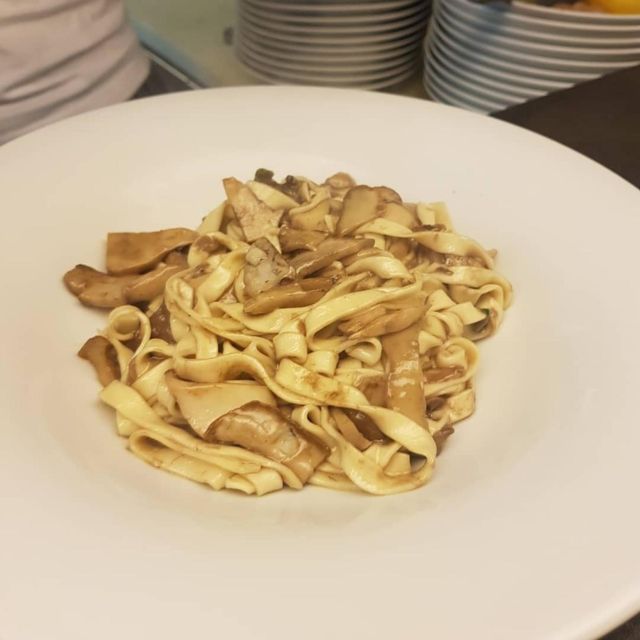 Lucca: Traditional-Traditional Cooking Class cuisine course - Making pasta the Italian way