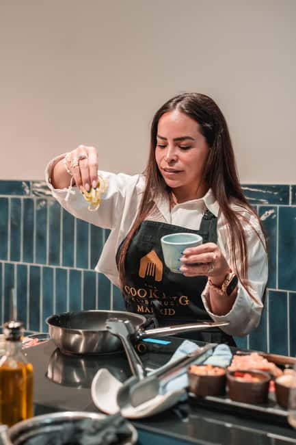 Madrid: Tapas Cooking Class with bottomless Wine Pairing - Making five tapas in pairs