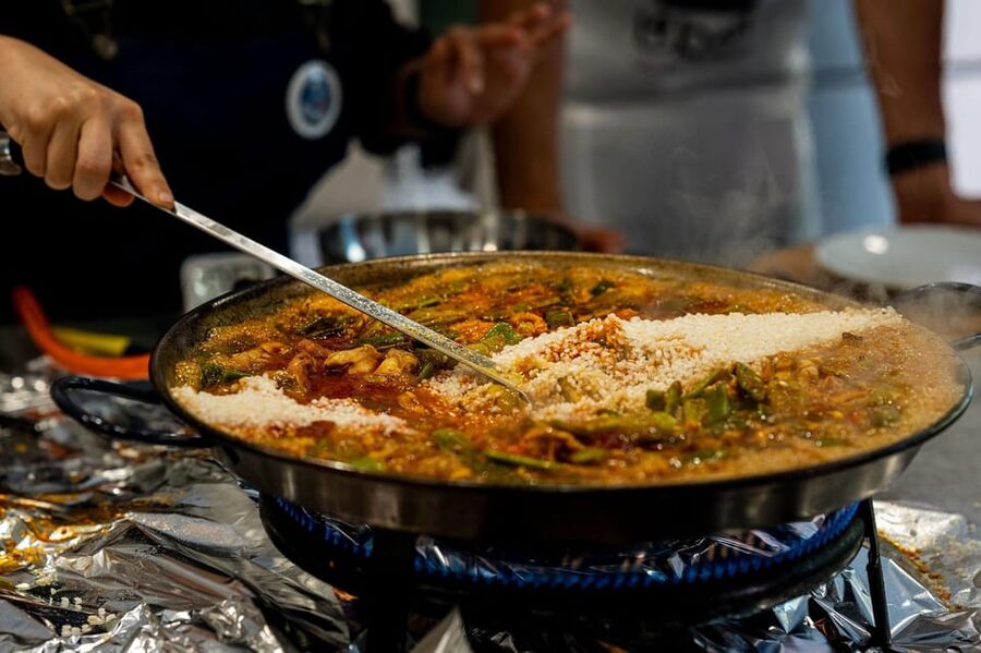Málaga: Spanish Cooking Workshop with Paella and Sangria - Who should book this class