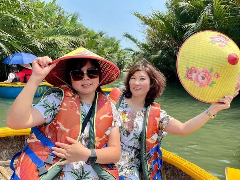 Market Tour, Basket Boat Ride & Cooking Class by Hangcoconut - Riding a round bamboo boat in Bay Mau