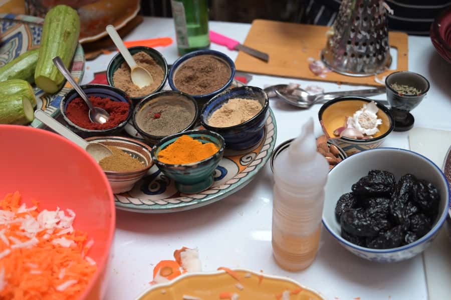 Marrakech: Moroccan Cooking Class for vegetarians and vegan - Tea, family conversation, and a look at everyday Moroccan life