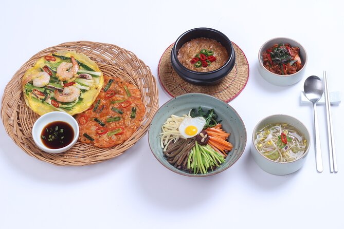 Master Korean traditional cooking with a Kimchi chef - Sitting down to eat what you made