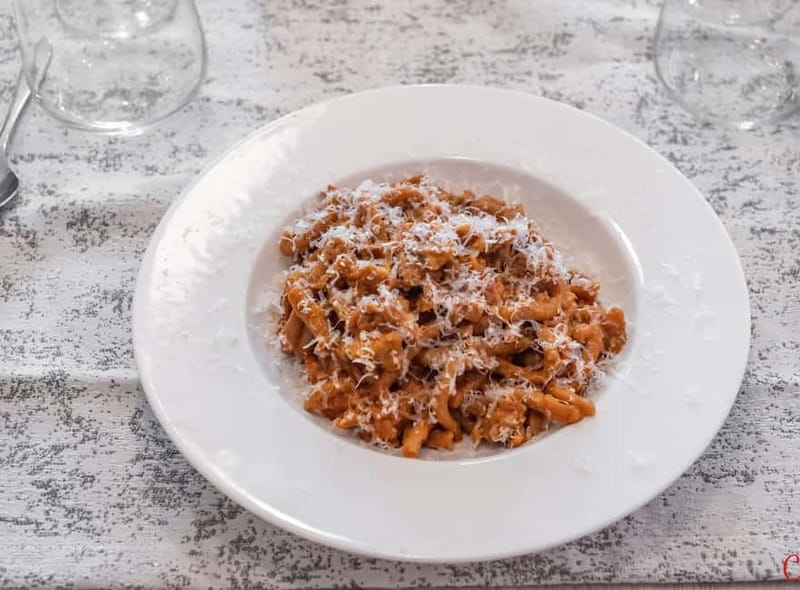 Milan: Hands-On Pasta & Dessert Cooking Class & Wine Pairing - Fresh pasta in a Milan apartment