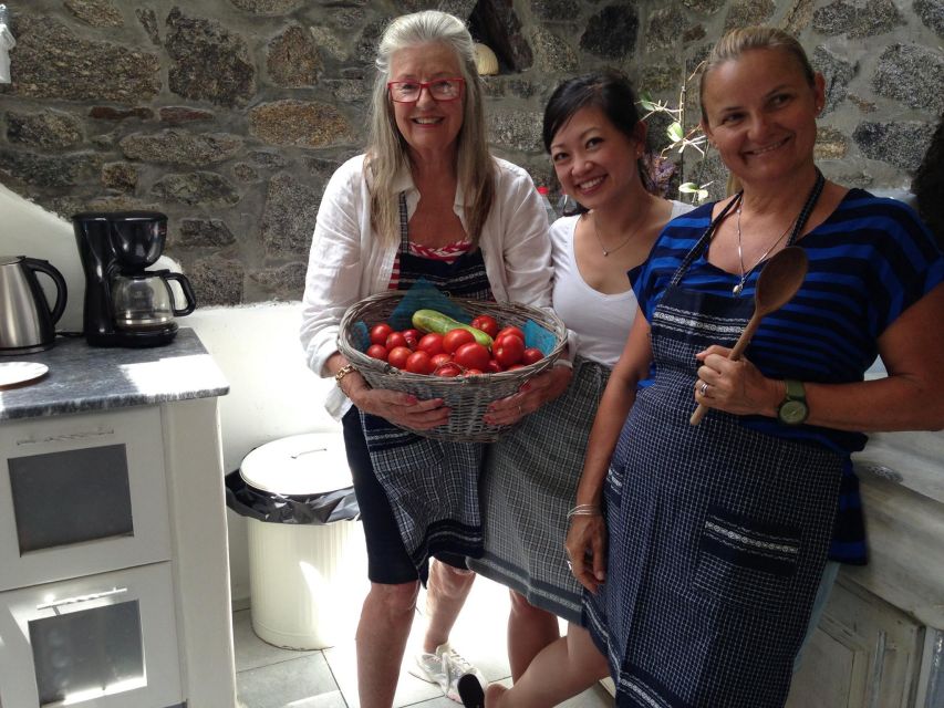 Mykonos: Cooking Class with Food and Wine - Arriving at Mykonian Spiti and visiting the garden
