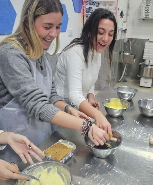 Naples: Neapolitan Pizza and Tiramisu Cooking Class - Why the group size matters