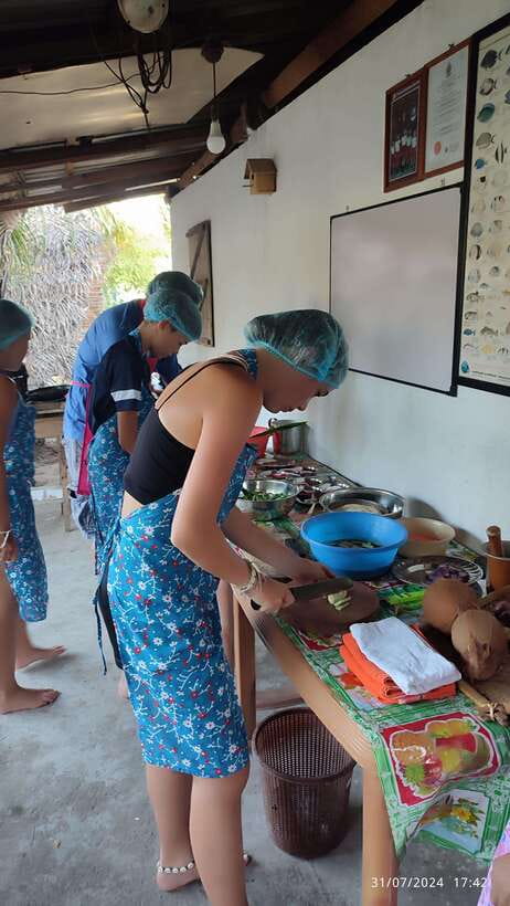 Nilaveli: Sri Lankan Cooking Class with a Local Family - From curry leaves to homemade curry powder