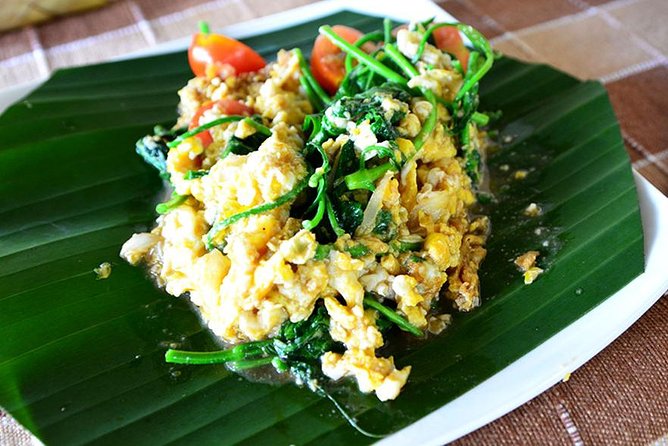 Northern Thai Cooking Class in Chiang Mai in a Countryside Home - Sitting down for a home-cooked meal