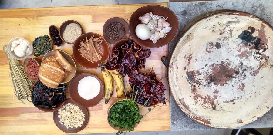 Oaxaca: Traditional Oaxacan Cooking Class - Chocolate, bread, and a generous breakfast