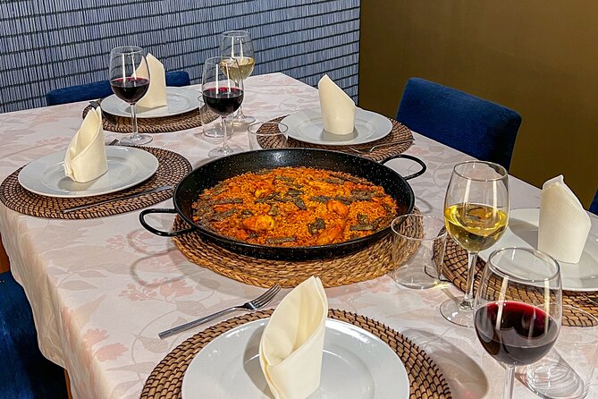 Paella Cooking Class, Wine Tasting & Central Market in Valencia - The social side of the class