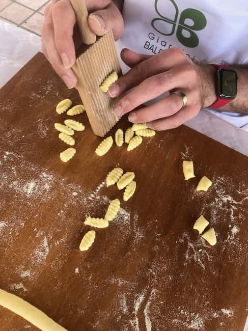 Pasta Cooking Class in a Garden near Pompeii - A garden introduction before the cooking begins