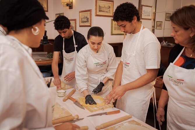 Pasta Cooking Class in Rome - Fettuccine Class in Piazza Navona - Choosing a sauce and waiting for the kitchen