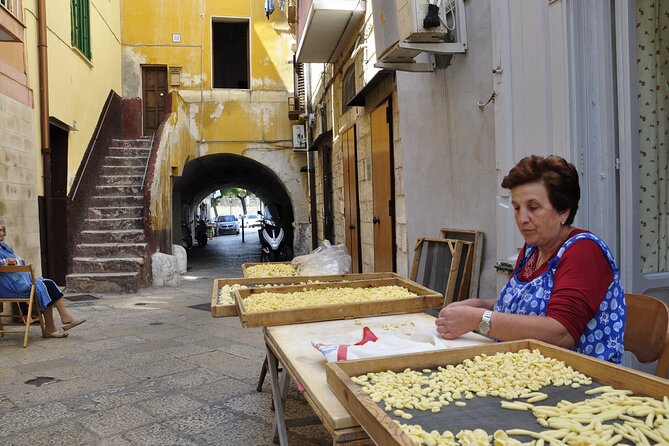 People of Bari unusual guided tour with pasta making at Grandma house - A short visit to Saint Nicholas Basilica