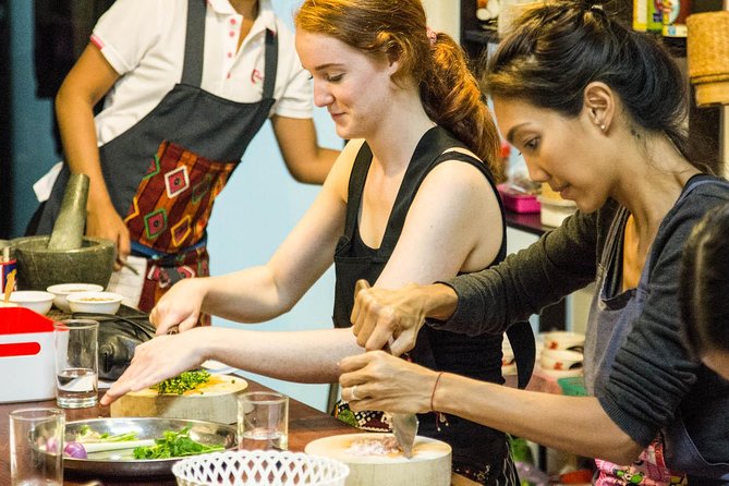 Pink Chili - Thai Cooking Class and Market Tour in Bangkok - A small group with plenty of kitchen help