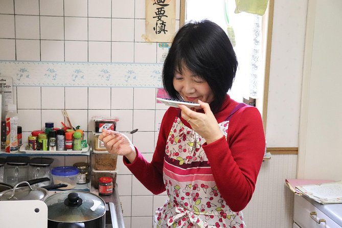 Private Japanese Home Cooking Class in Kyoto with Michiyo - Building flavor with dashi