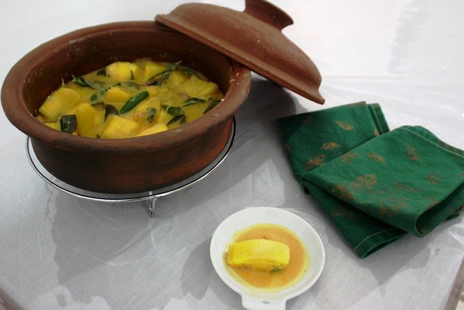 Private Traditional Sri Lankan Cooking Class in Kandy with Hotel Transfers - Tea, spices, and the Sri Lankan pantry