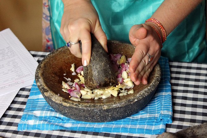 PRIVATE Ubud Market Tour & Balinese Cooking Class with Putu - Sharing lunch with three generations