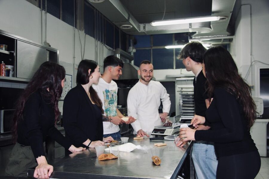 Rome: Cannoli, Gelato, Tiramisu Baking & Cooking Class - Who should book this class?