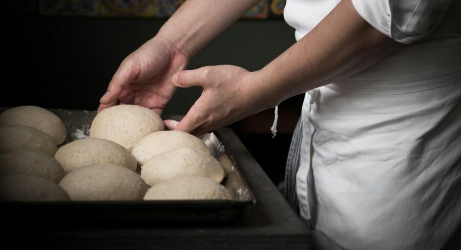 Rome: Cooking Class with a Master Neapolitan Pizzaiolo - The First 15 Minutes: Meeting the Pizzaiolo
