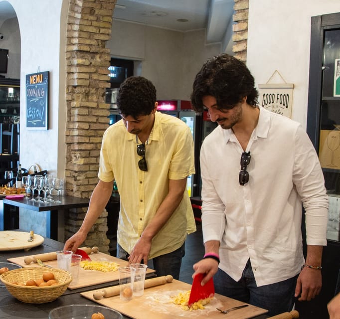 Rome: Handmade Pasta Cooking Class with Professional Chef - Where the class meets and how the timing works