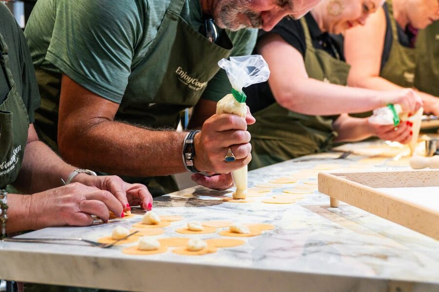 Rome: Pasta, Ravioli & Tiramisu Cooking Class by Colosseum - Location near the Colosseum and planning your time