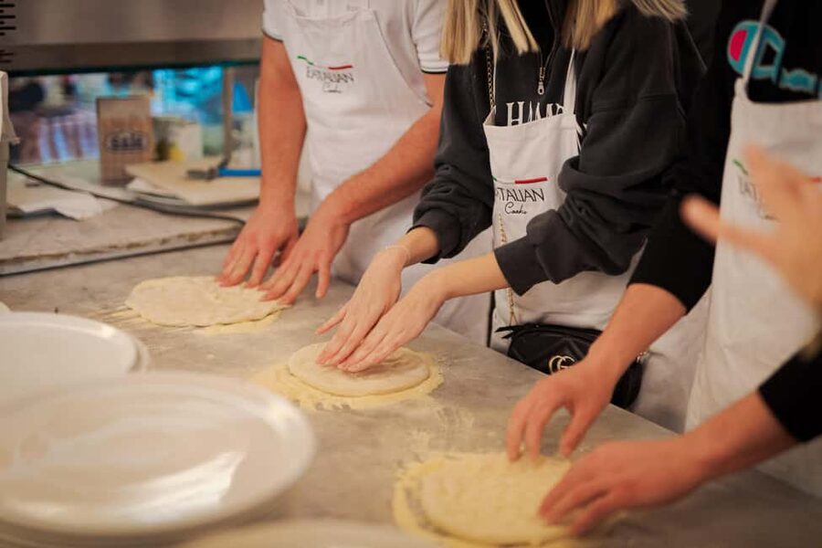 Rome: Pizza Cooking Class in Piazza Navona with Drinks - Who should book this pizza class?