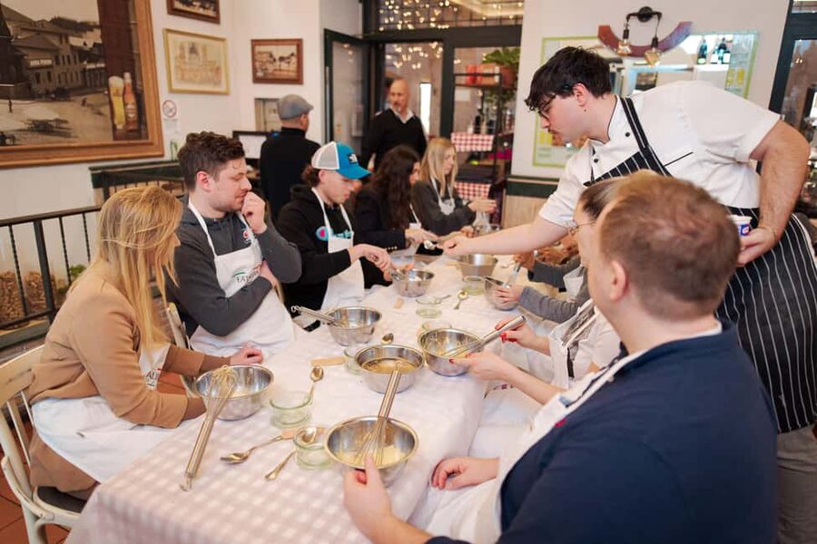 Rome: Pizza Cooking Class in Piazza Navona with Drinks - Making pizza in the heart of Piazza Navona
