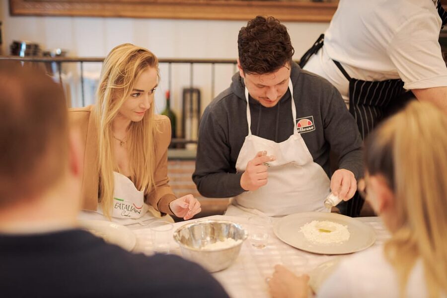 Rome: Pizza Cooking Class in Piazza Navona with Drinks - Location, timing, and small practical details