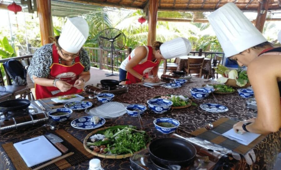 Sapa: Local Hmong Cooking Class - Sticky rice colored with flowers and leaves