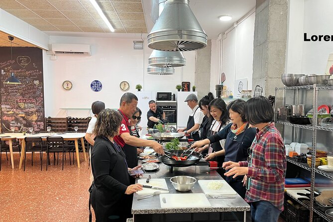 Seafood paella cooking class, tapas and visit to Ruzafa market. - Sangria, tapas, and the first taste of the meal
