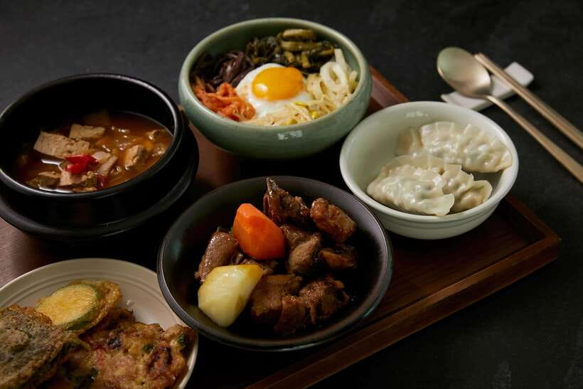 Seoul: Premium Korean Feast Cooking Class - Beginning with tea, sweets, and Korean dining customs