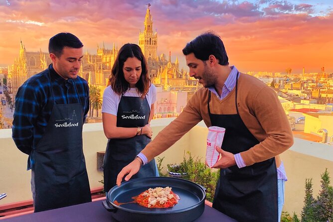 Sevilla: Rooftop Paella Cooking Class & 30-minute expert Q&A - A rooftop dinner with Seville at eye level