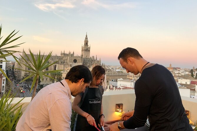 Sevilla: Rooftop Paella Cooking Class & 30-minute expert Q&A - Making chicken and vegetable paella together