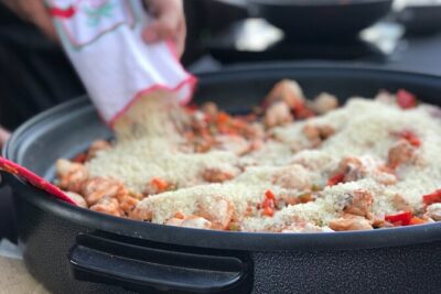 Sevilla: Rooftop Paella Cooking Class & 30-minute expert Q&A