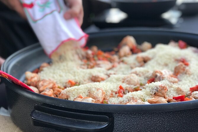 Sevilla: Rooftop Paella Cooking Class & 30-minute expert Q&A - Meeting Fernando and settling into the group