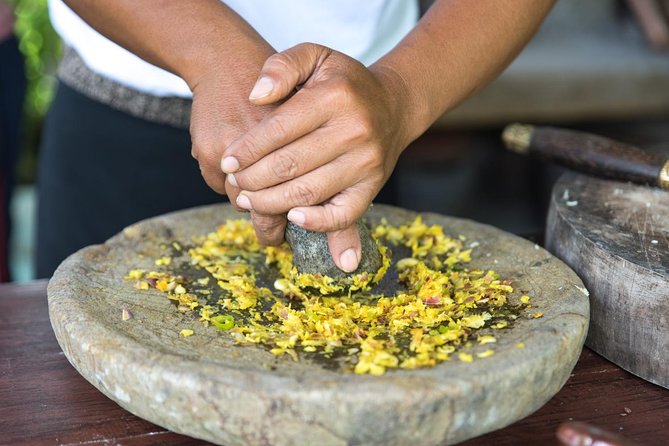 Small-Group Farm Tour & Balinese Cooking Class in Ubud with Kadek - Cooking in a traditional Balinese community kitchen