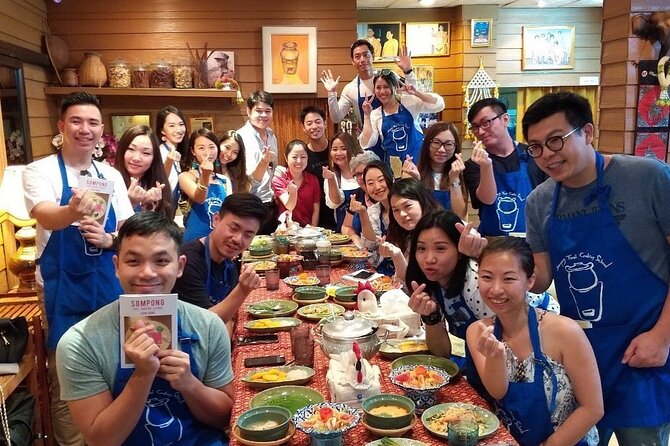 Sompong Thai Cooking School in Bangkok - Making curry paste from scratch